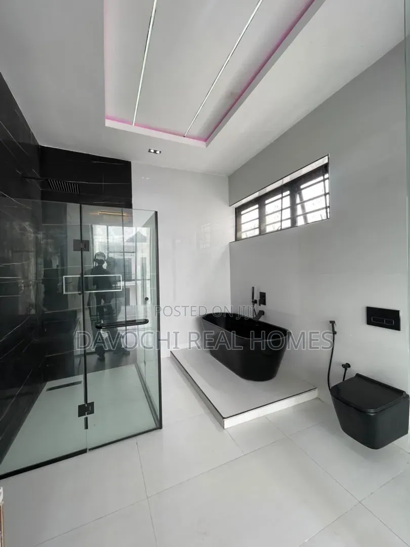 5bdrm Duplex in Lekki Phase 1 for sale in Lekki Phase 1