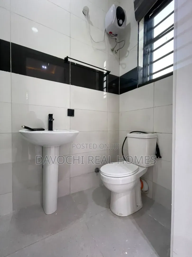 5bdrm Duplex in Idado for sale in Idado