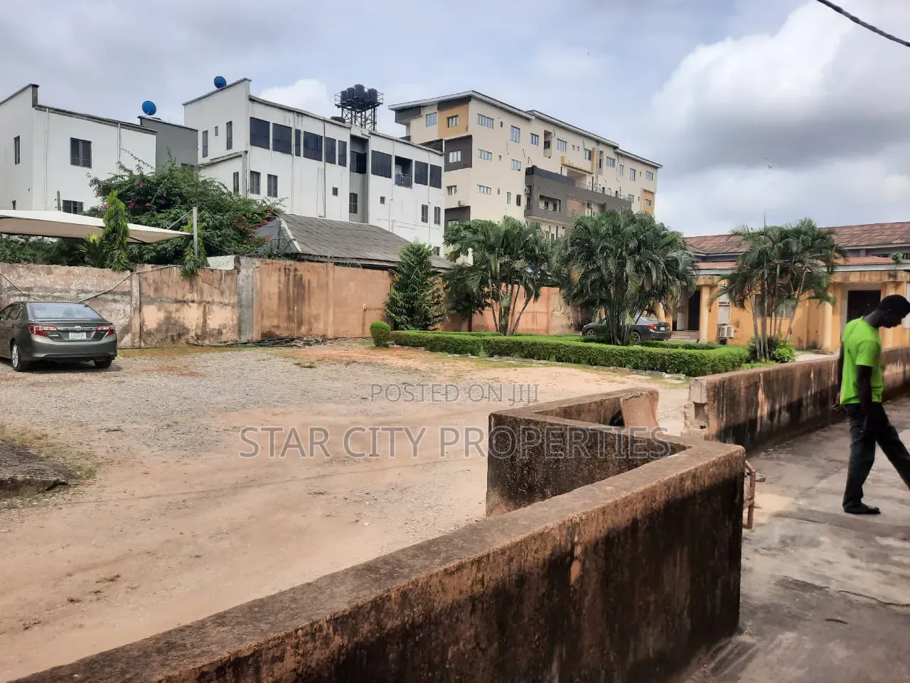 10 Rooms Detached Bungalow on 1000sqm of Land for Commercial in Ikeja GRA