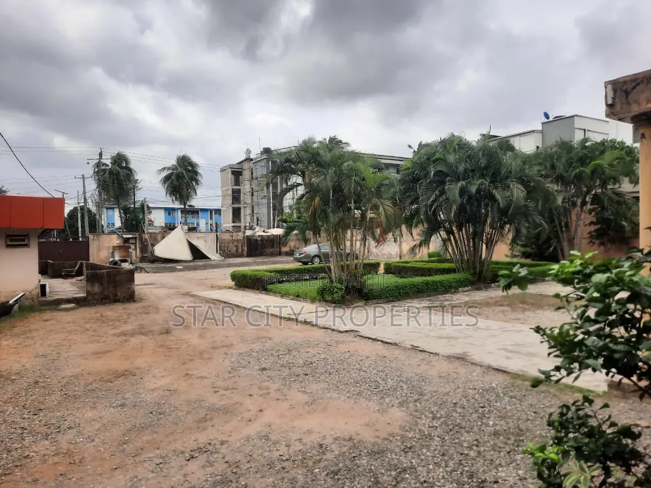 10 Rooms Detached Bungalow on 1000sqm of Land for Commercial in Ikeja GRA