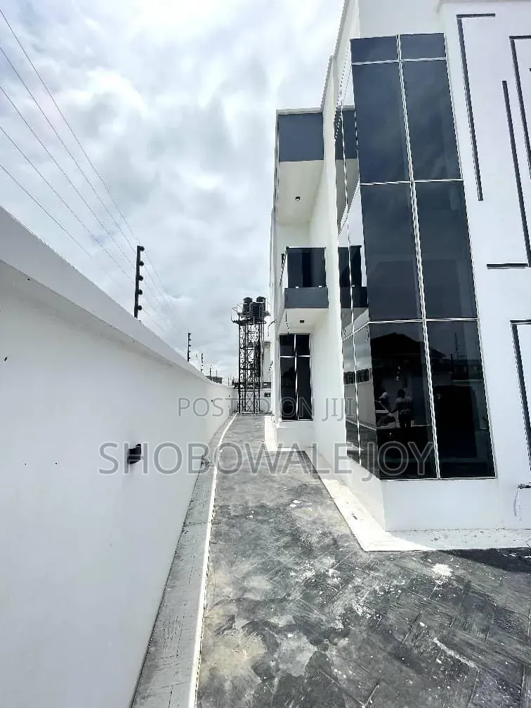 5bdrm Duplex in Chevron for sale in Chevron