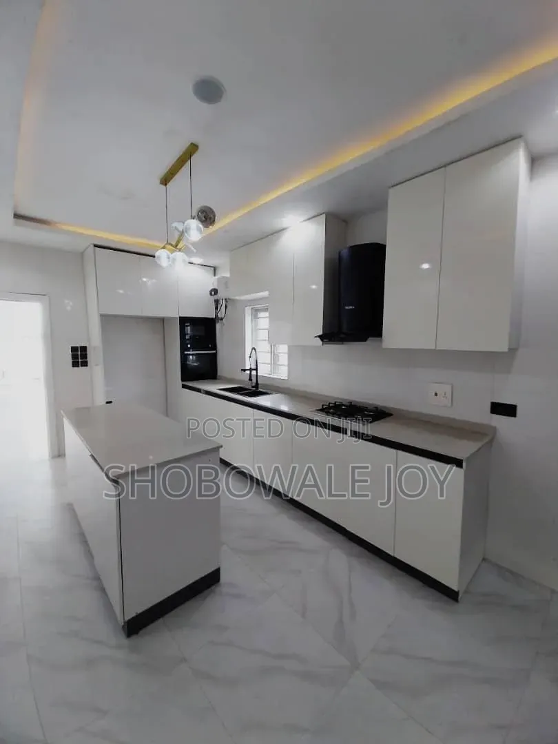 5bdrm Duplex in Chevron for sale in Chevron