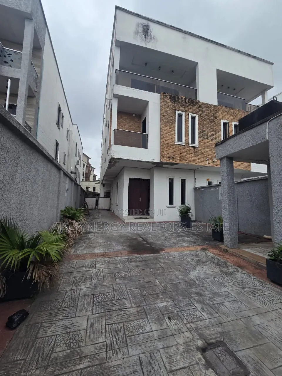 5bdrm Duplex in Banana Island for sale in Banana Island