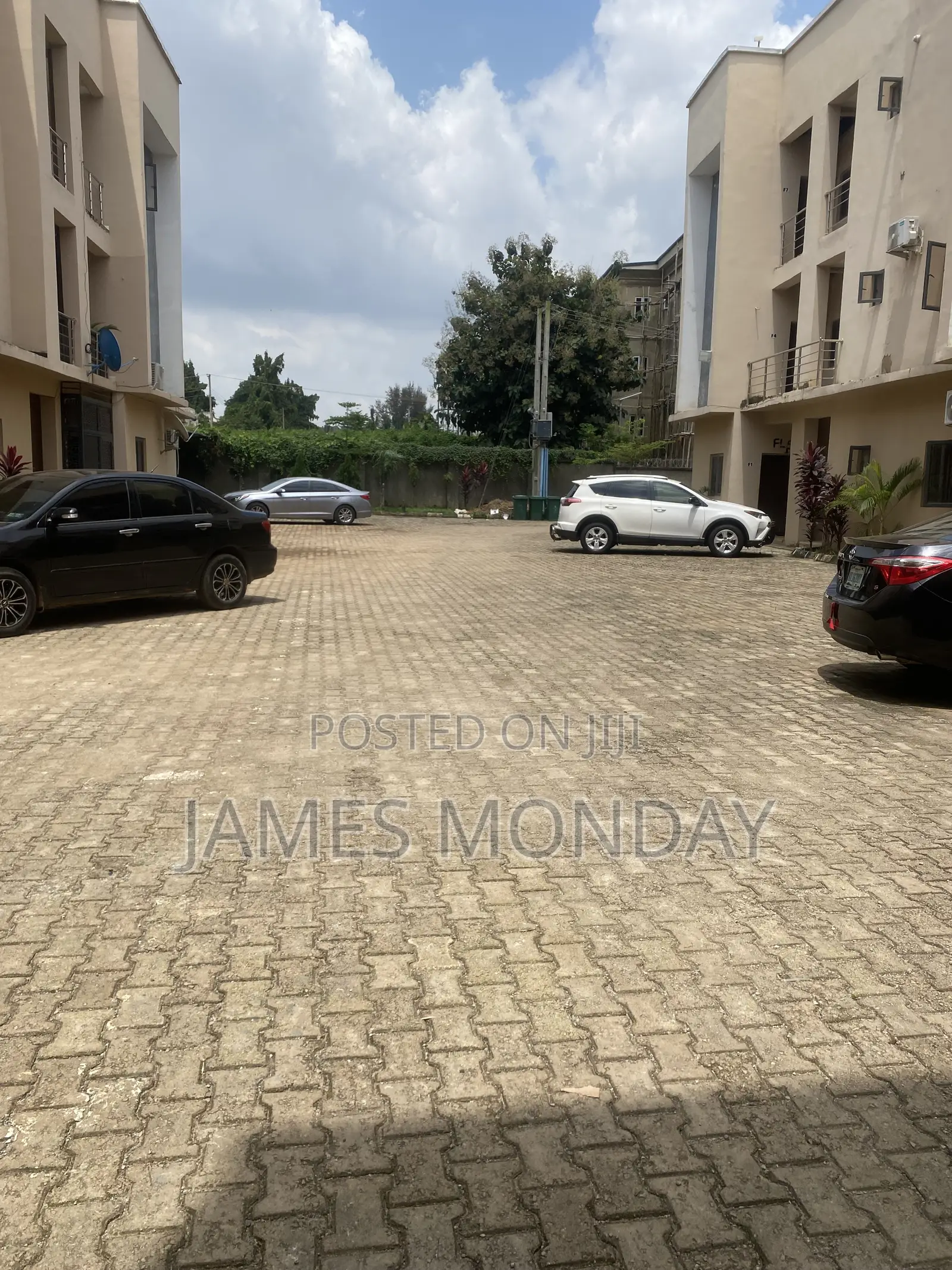 3bdrm Block of Flats in Private Residence, Durumi for rent in Durumi
