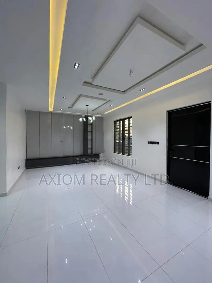 4bdrm Duplex in Idado for sale in Idado