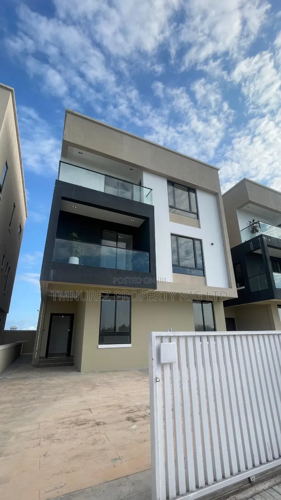 5bdrm Duplex in Osapa london for sale in Osapa london