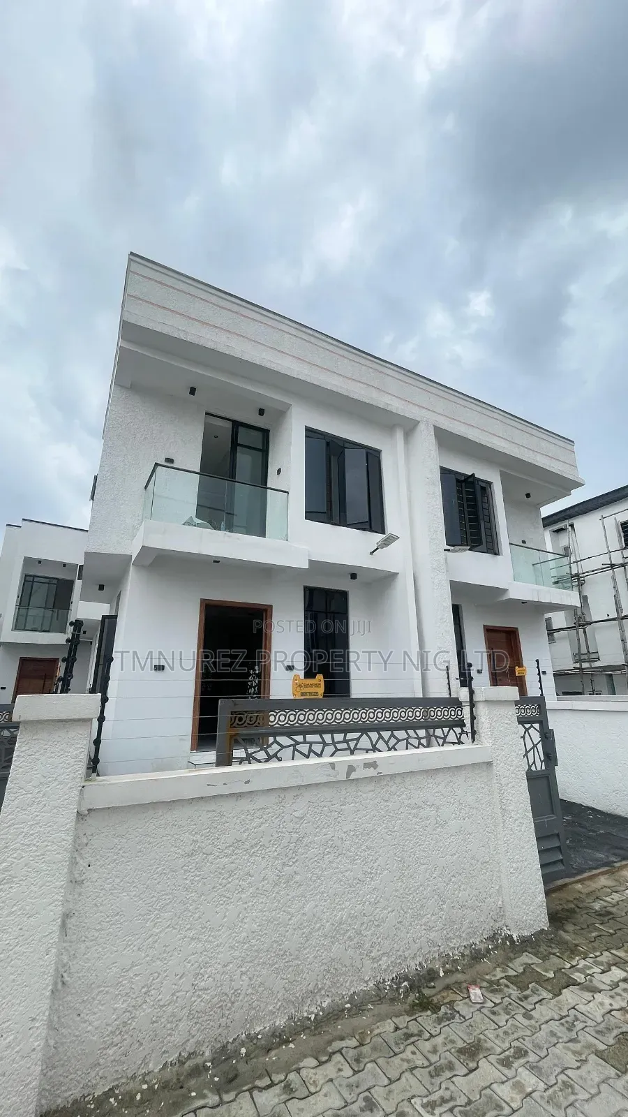 4bdrm Duplex in Chevron for sale in Chevron