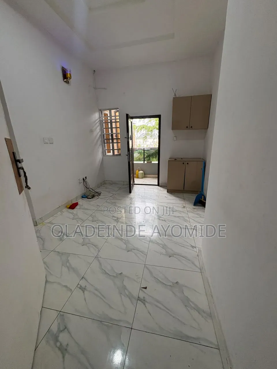 Mini Flat in Chevron for rent in Chevron