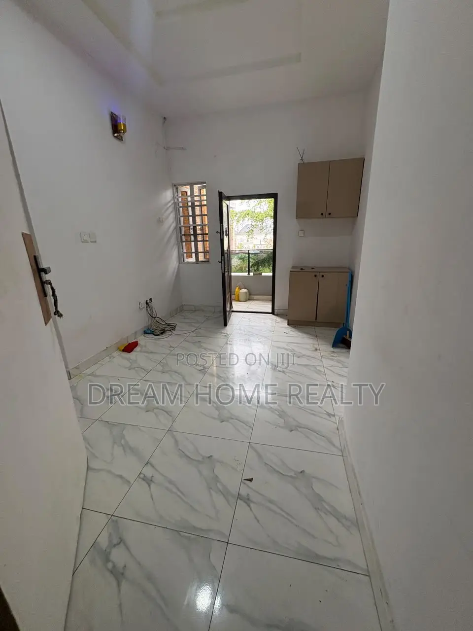 Mini Flat in Conservation Court 2, Chevron for rent in Chevron