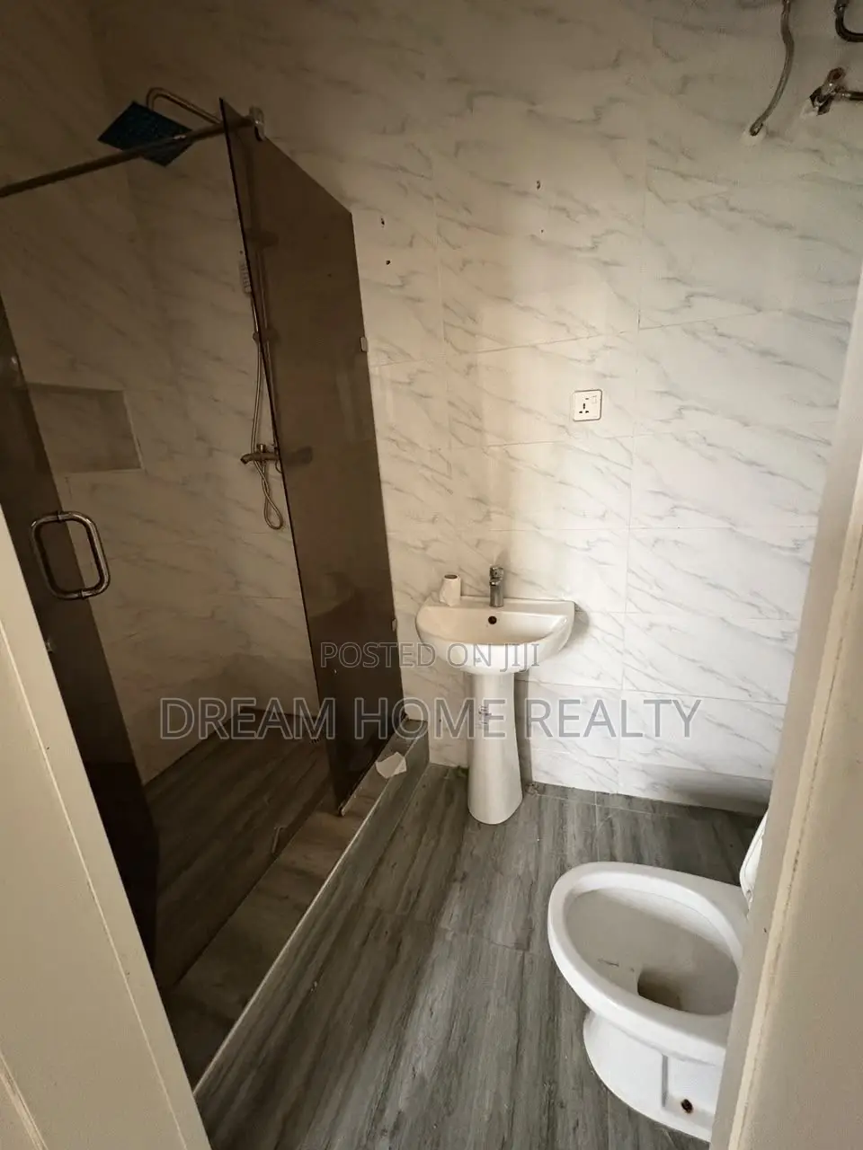 Mini Flat in Conservation Court 2, Chevron for rent in Chevron