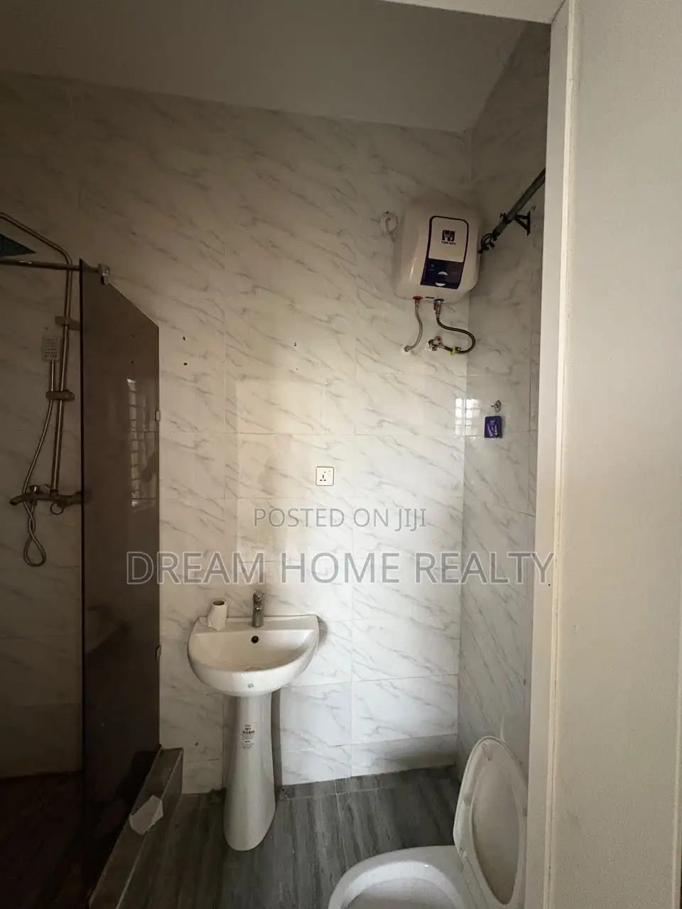 Mini Flat in Conservation Court 2, Chevron for rent in Chevron