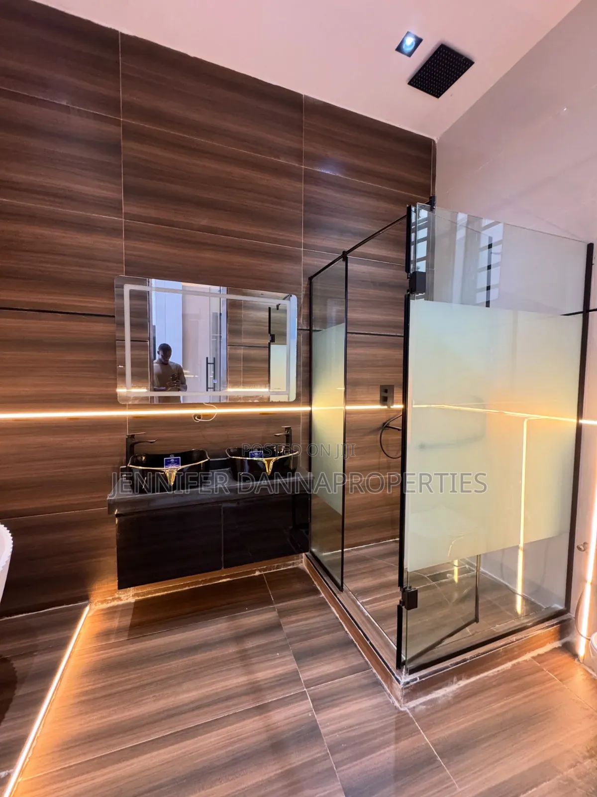 5bdrm Duplex in Chevron for sale in Chevron