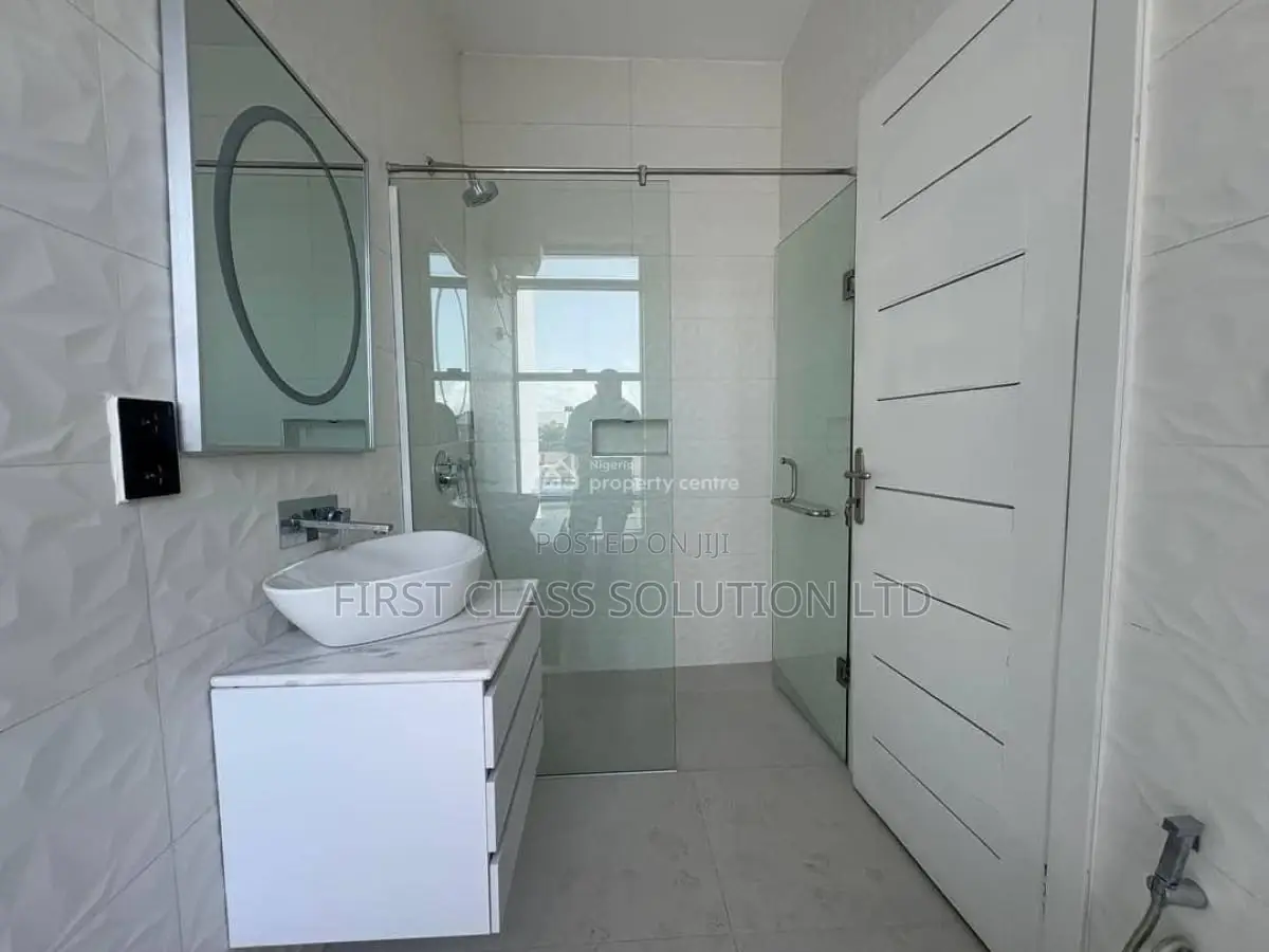 5bdrm Mansion in Pinning Beach Estate, Osapa london for sale in Osapa london