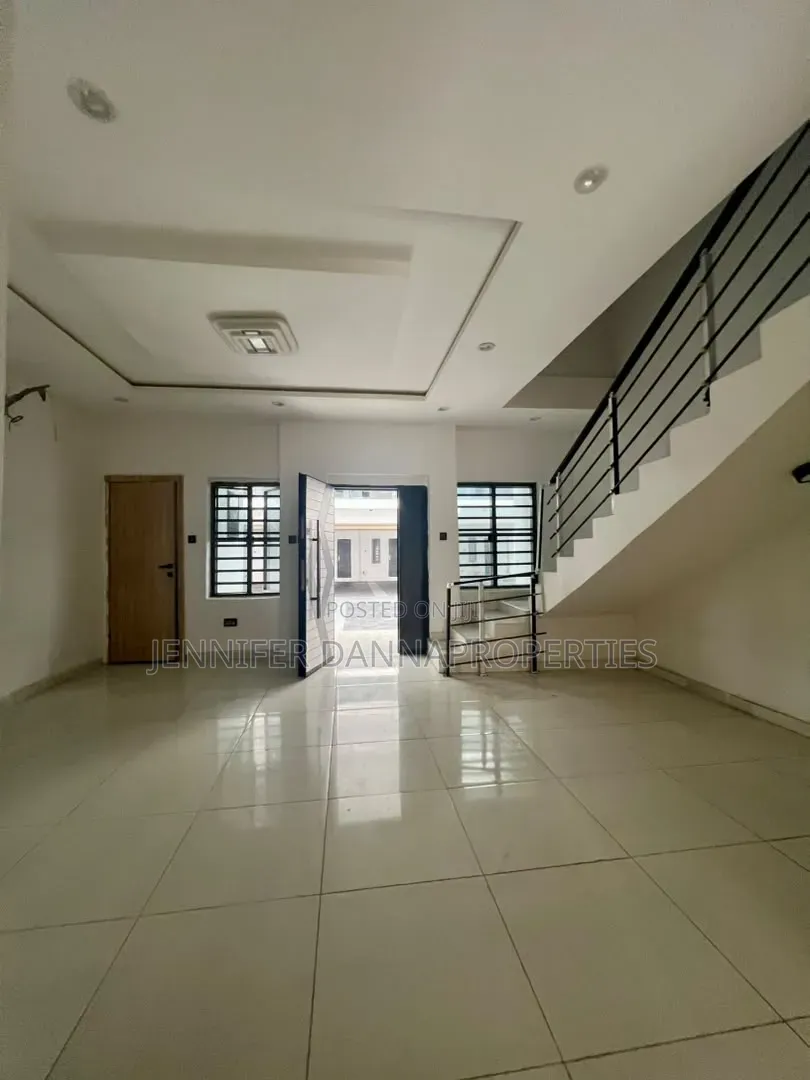 3bdrm Duplex in Lafiaji for sale in Lafiaji