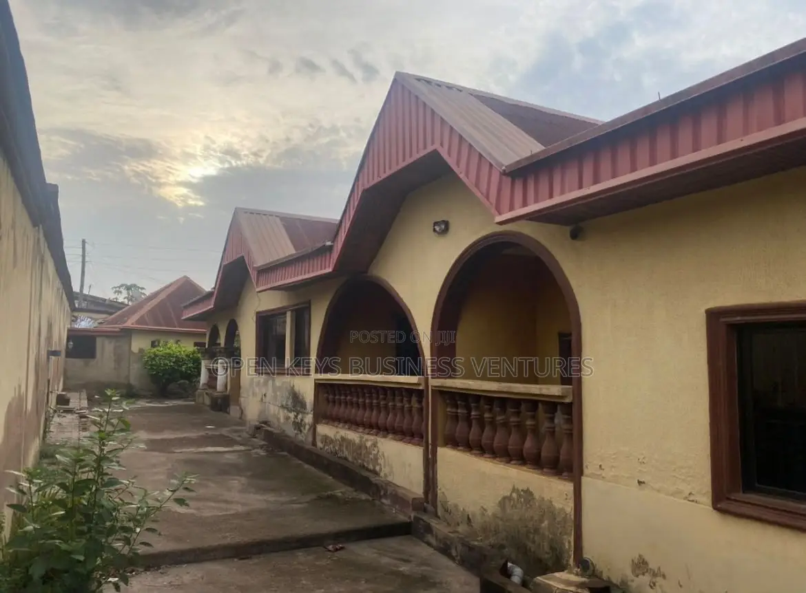 6bdrm Bungalow in Ilupelu, Akala Express for sale in Akala Express