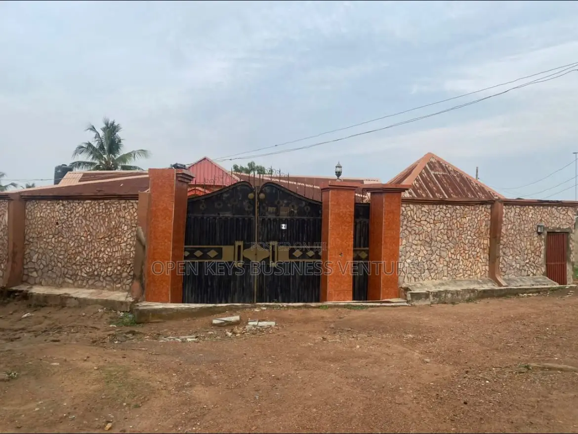 6bdrm Bungalow in Ilupelu, Akala Express for sale in Akala Express