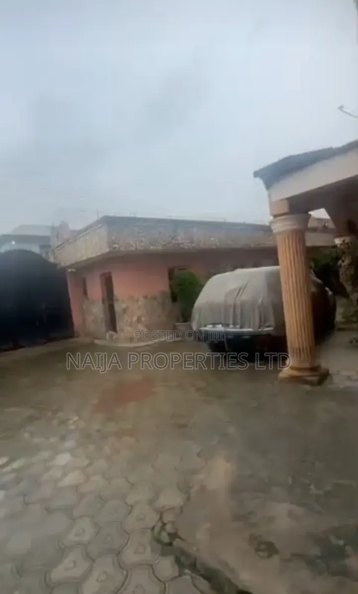 4bdrm Duplex in Ologolo for sale in Ologolo