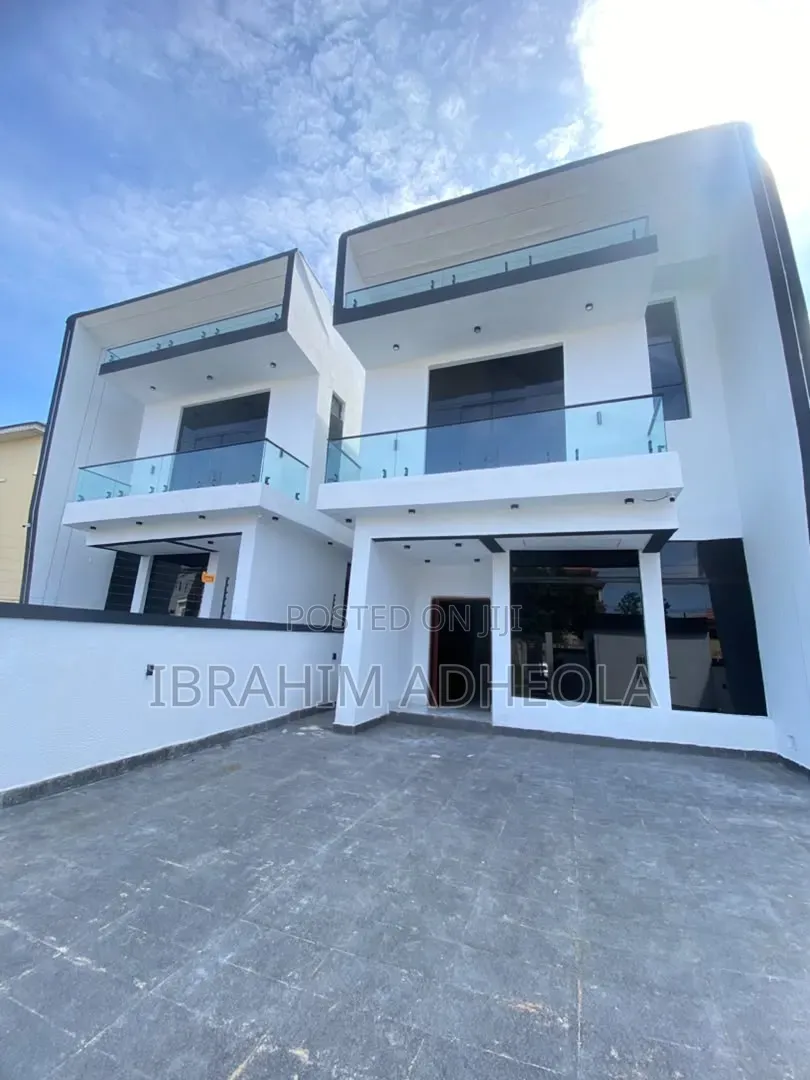 5bdrm Duplex in Ikota for sale in Ikota