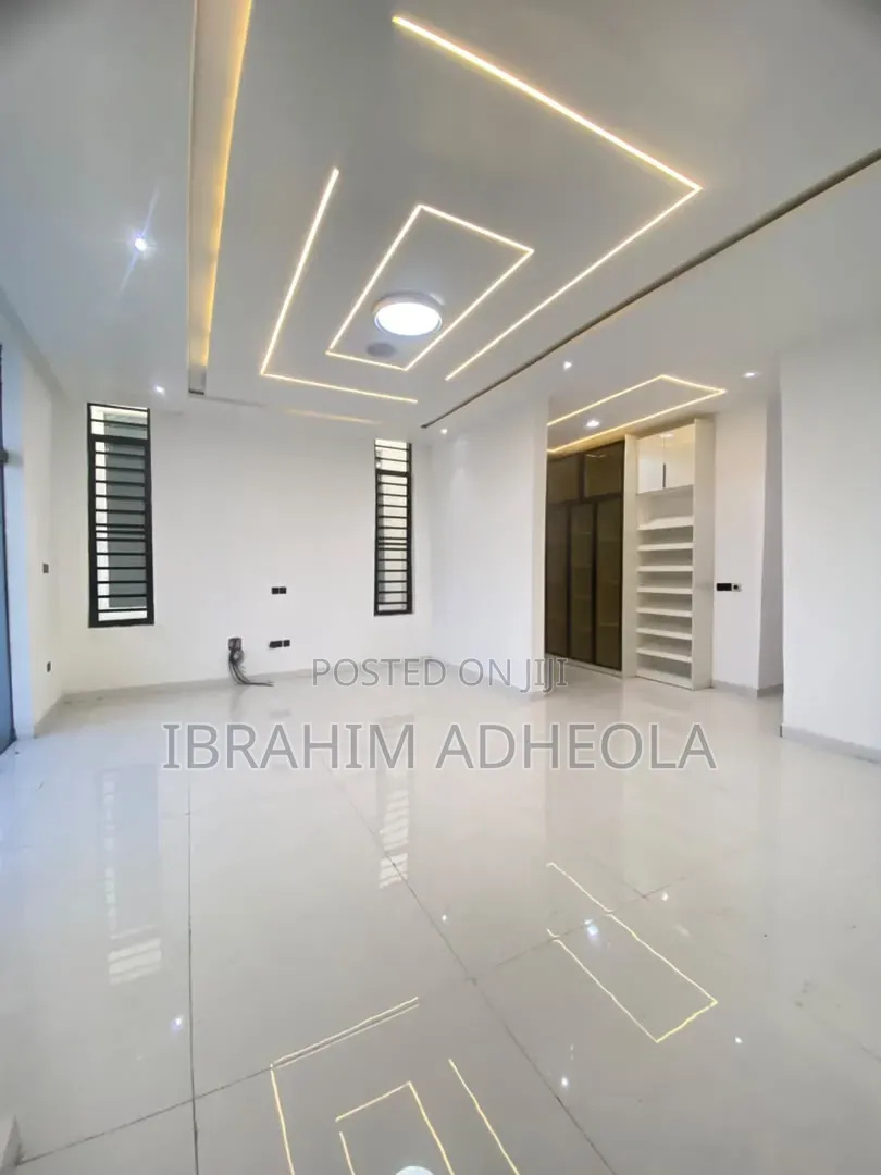 5bdrm Duplex in Ikota for sale in Ikota