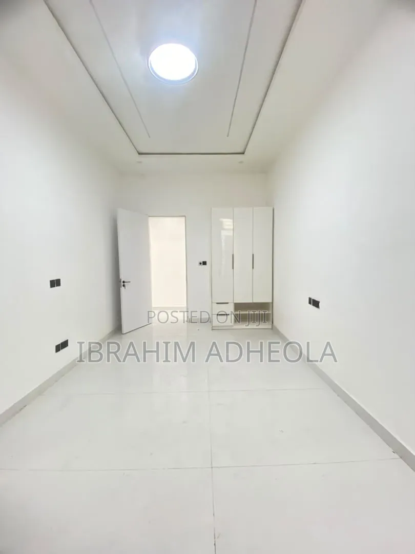 5bdrm Duplex in Ikota for sale in Ikota