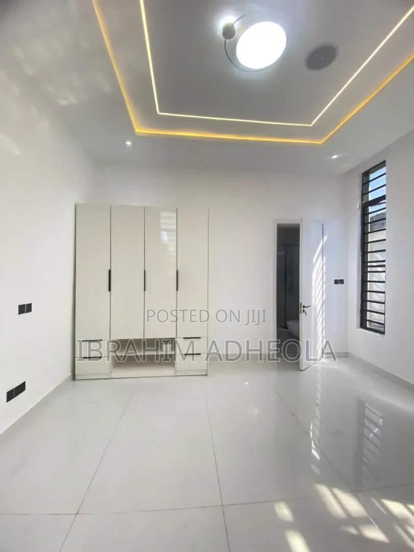 5bdrm Duplex in Ikota for sale in Ikota
