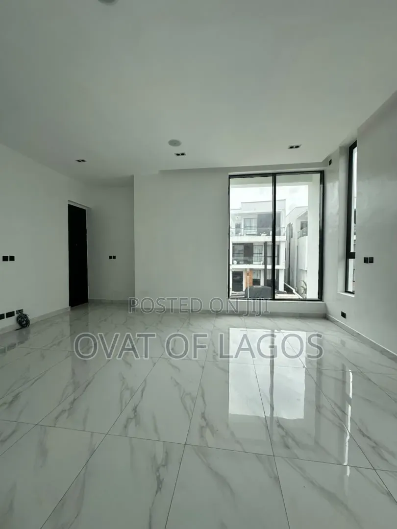 5bdrm Duplex in Megamound, Ikota for sale in Ikota