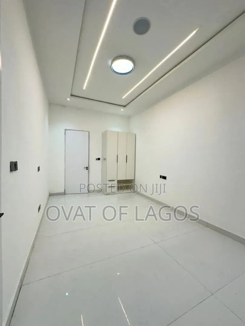 5bdrm Duplex in Ikota for sale in Ikota