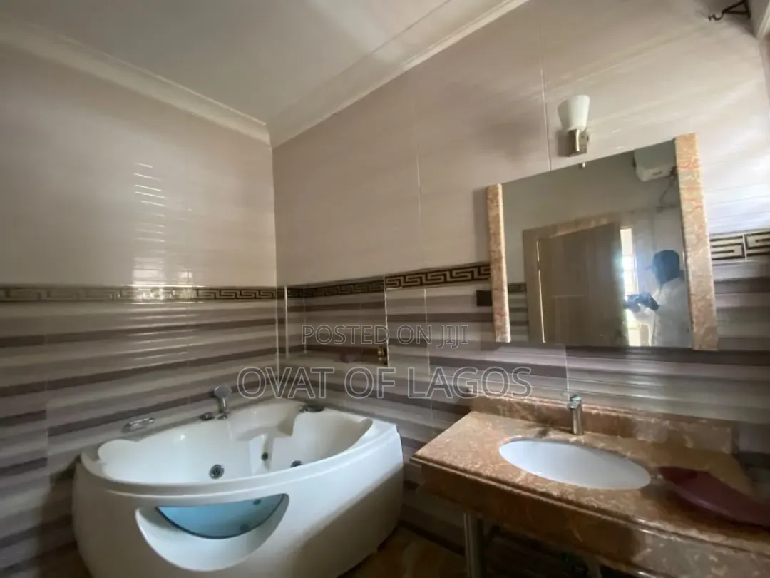 5bdrm Duplex in Ikota for rent in Ikota
