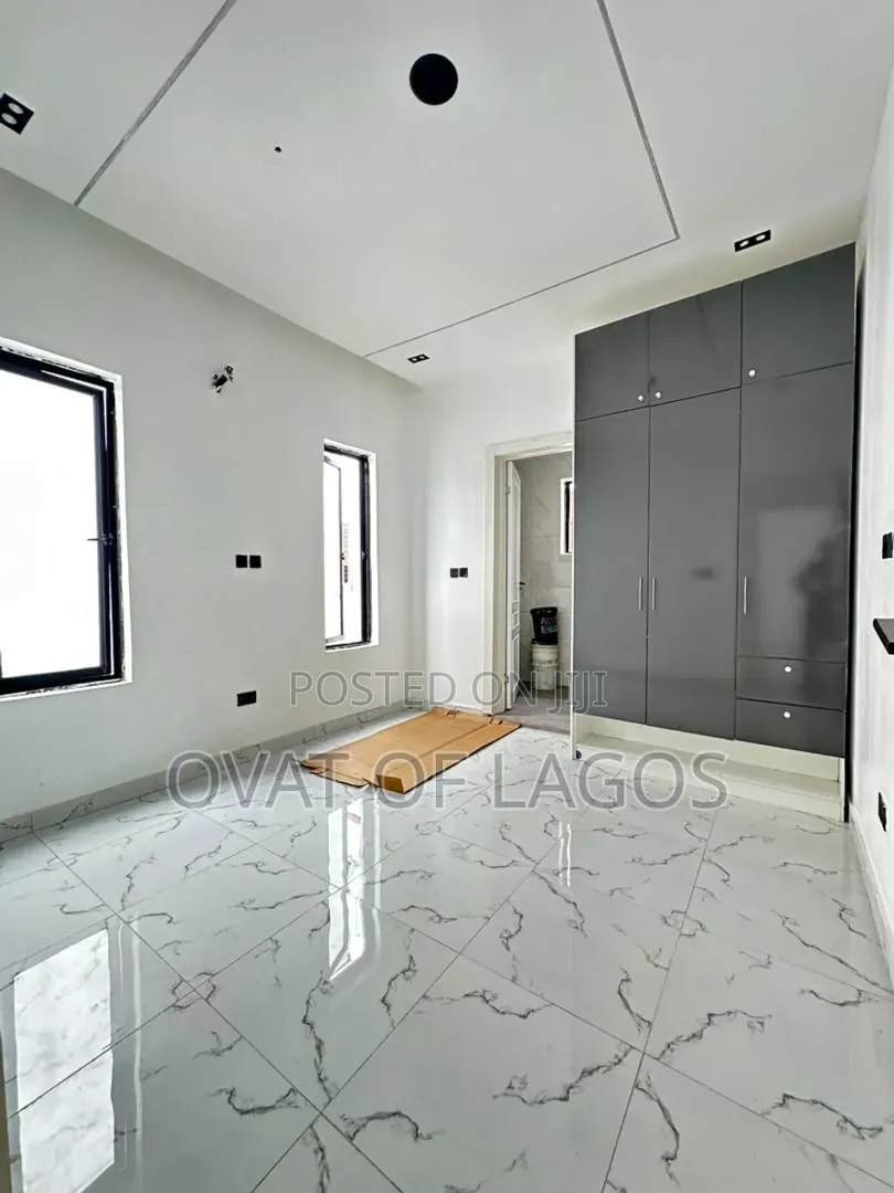 5bdrm Duplex in Ikota for sale in Ikota