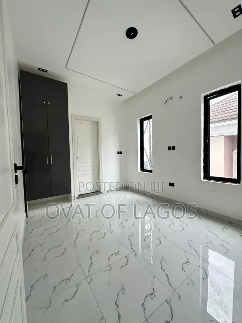 5bdrm Duplex in Ikota for sale in Ikota