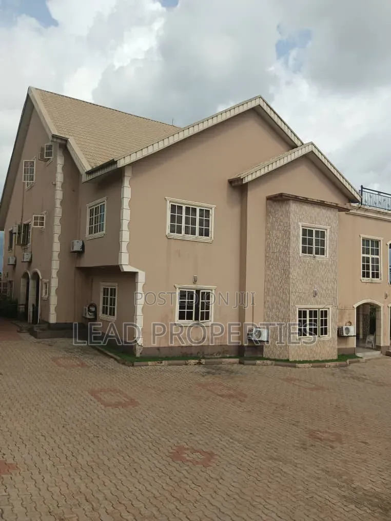 8bdrm Mansion in Alagbaka Gra, Akure for sale in Akure