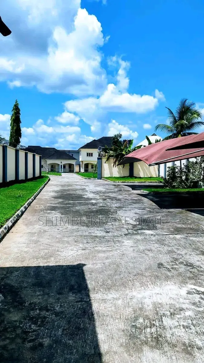 8bdrm Block of Flats in Osongoma Estate, Uyo for sale in Uyo