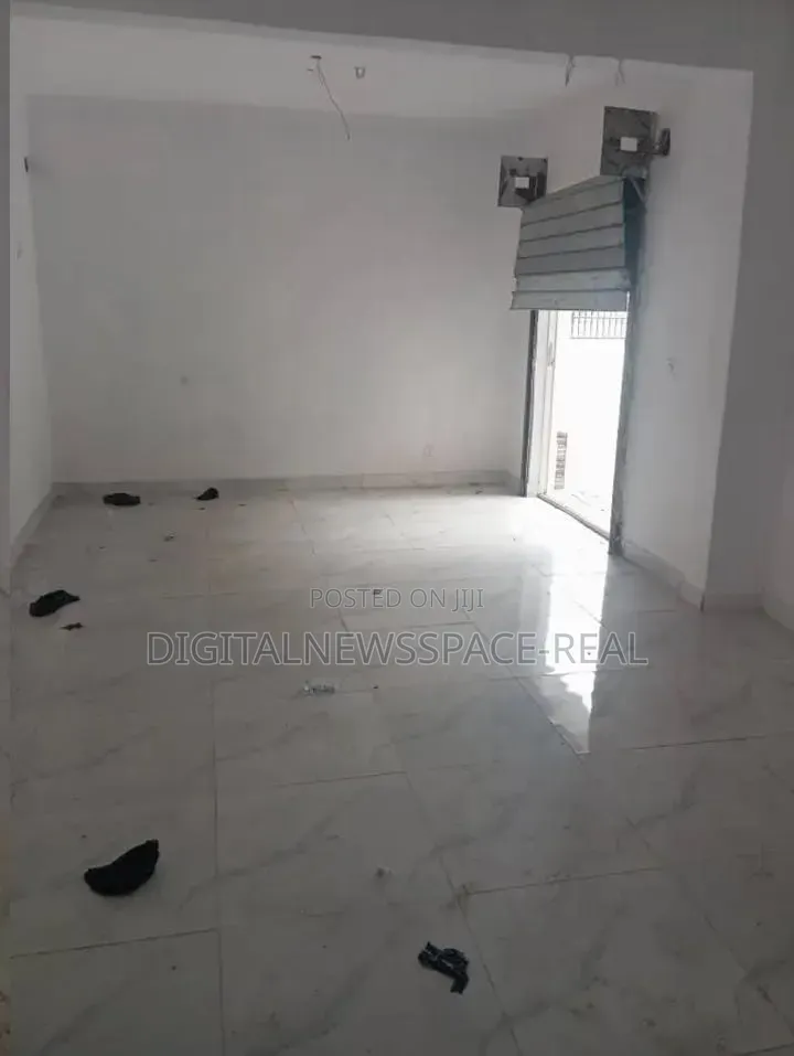 Spacious Shop for Rent – With Toilet Water, Facing Major Road! in Lakowe
