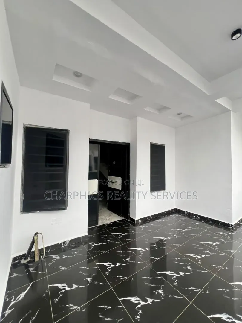 2bdrm Duplex in Lekki Phase 2 for sale in Lekki Phase 2