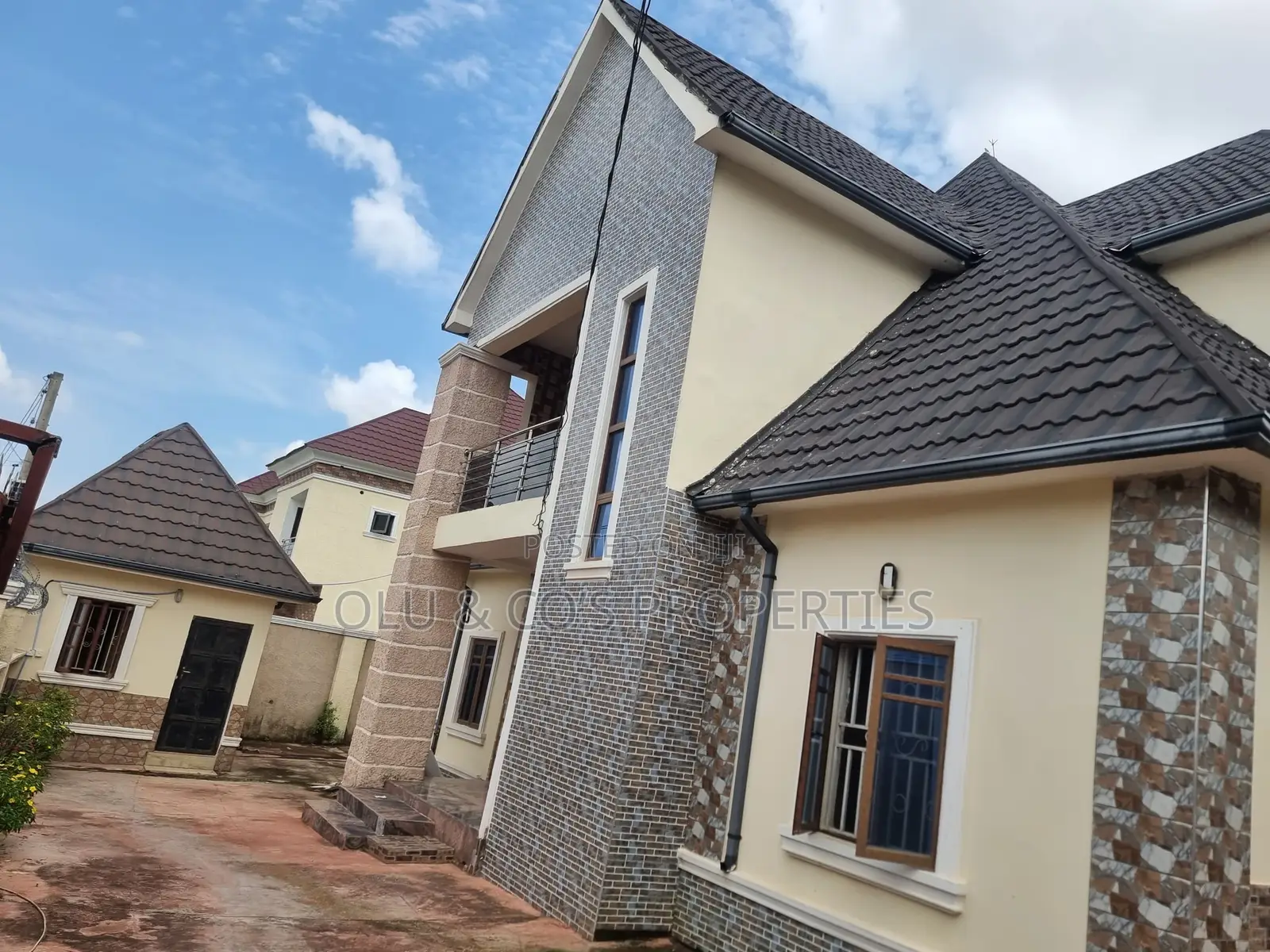 5bdrm Duplex in Von District for rent in Lugbe District