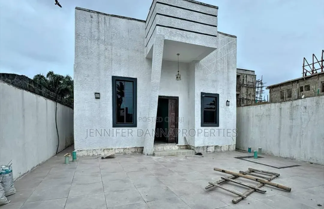 2bdrm Bungalow in Ogombo for sale in Ogombo