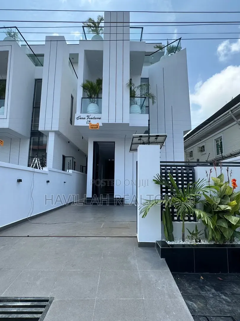 5bdrm Duplex in Ikota for sale in Ikota