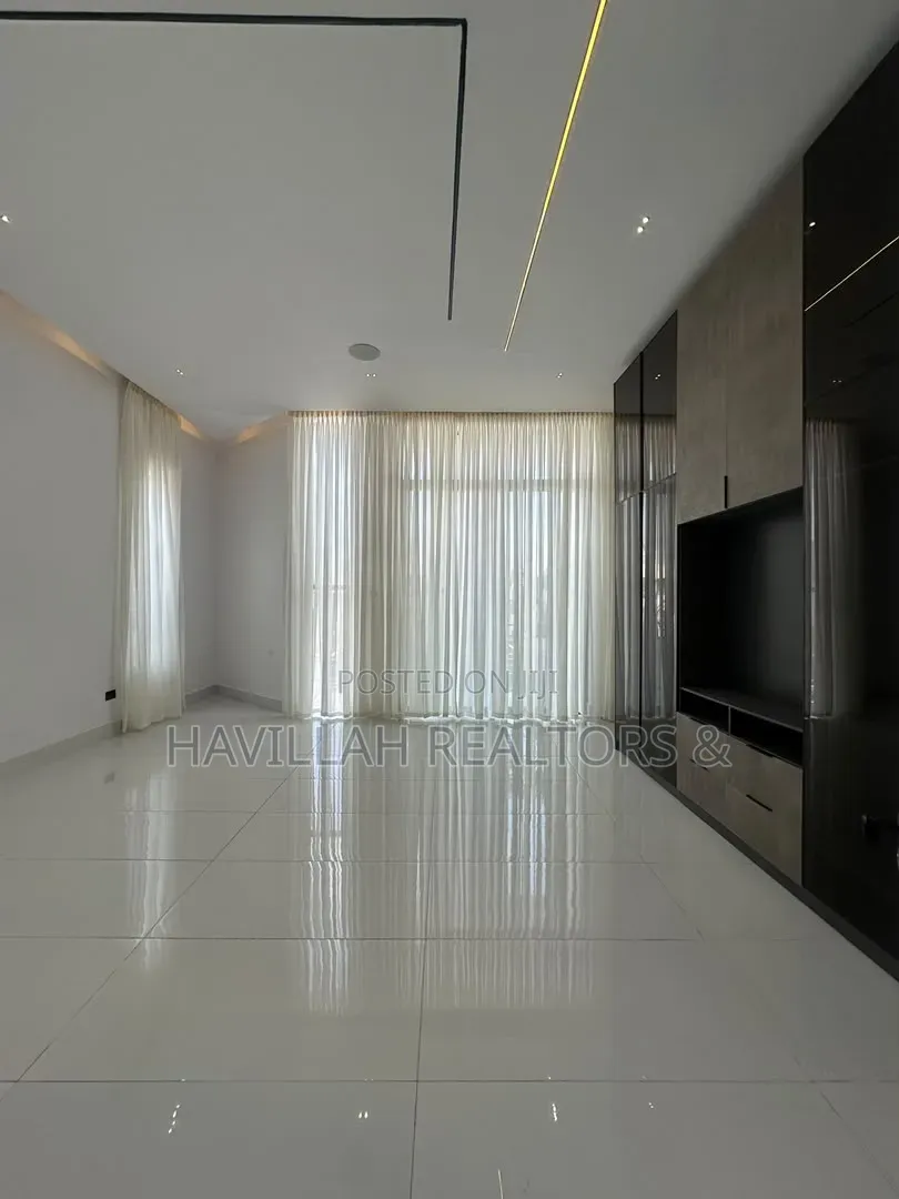 5bdrm Duplex in Ikota for sale in Ikota