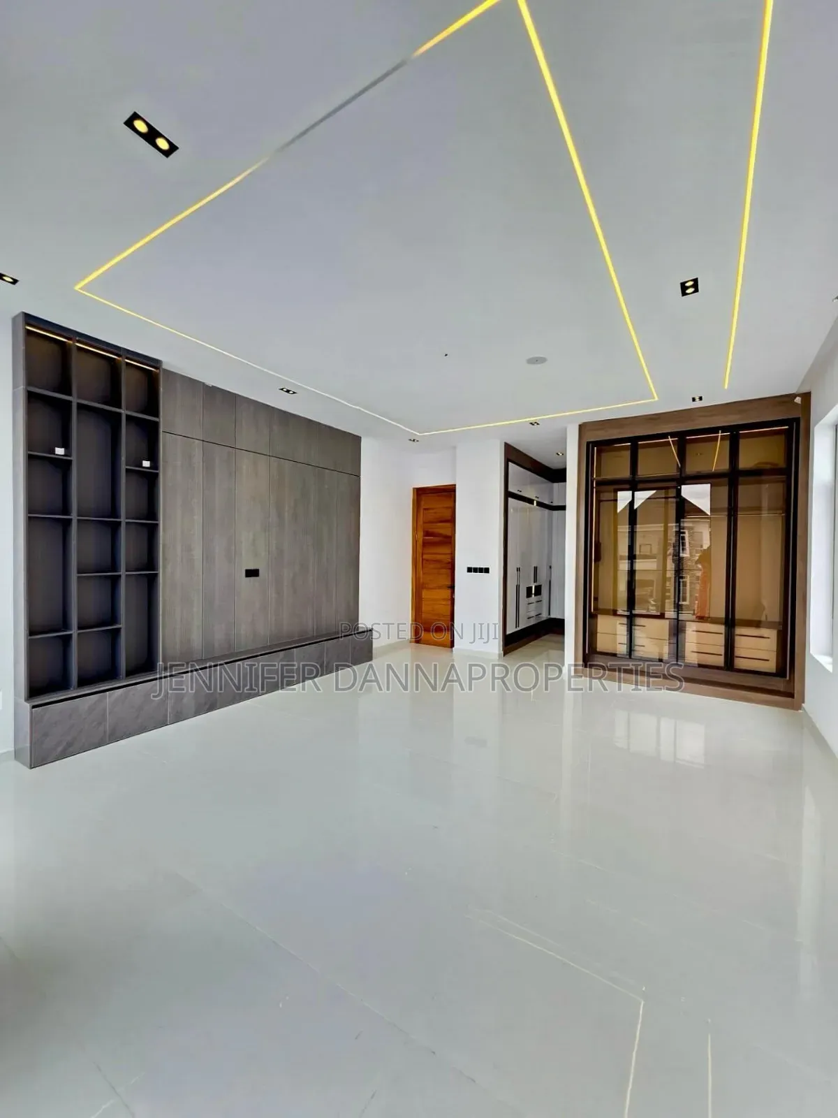 5bdrm Duplex in Ikota for sale in Ikota