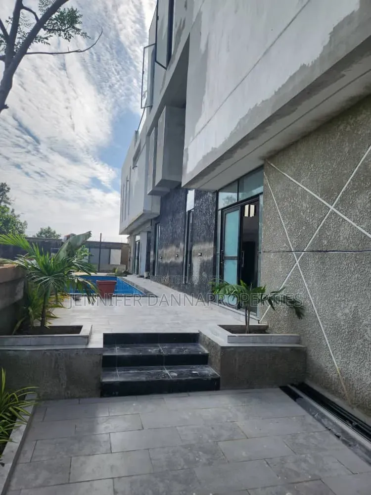 5bdrm Duplex in Off Lekki-Epe Expressway for sale in Off Lekki-Epe Expressway