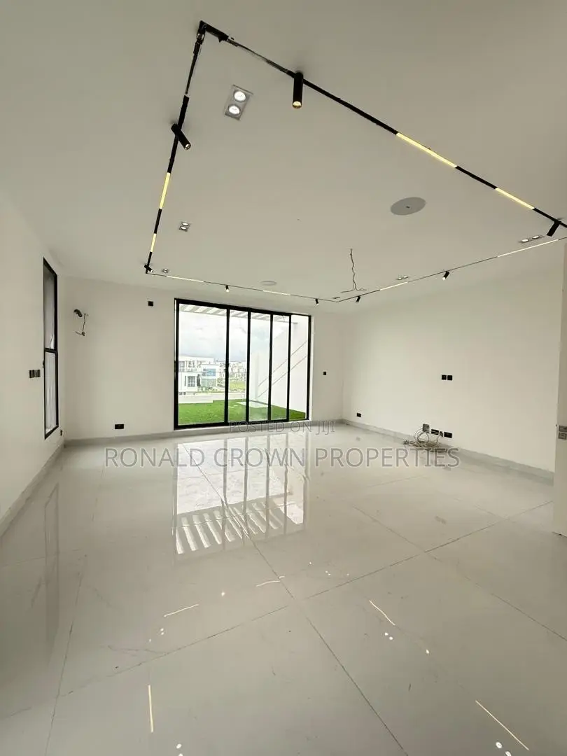5bdrm Duplex in Ikate for sale in Ikate