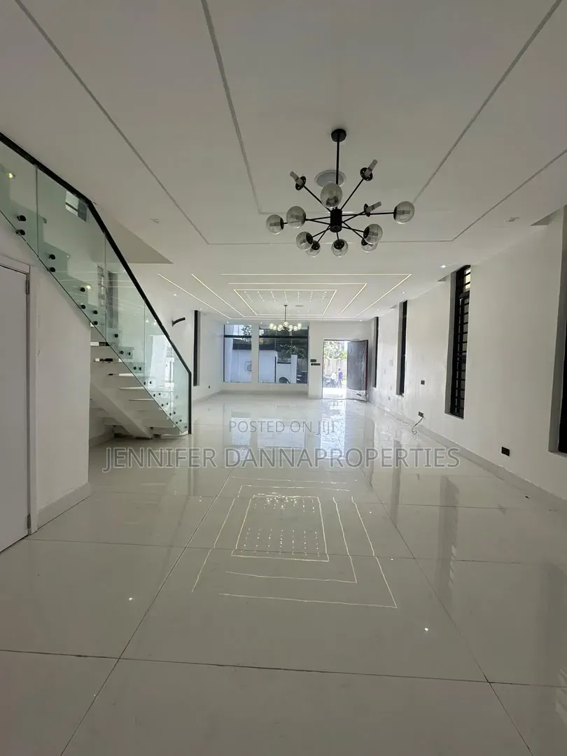 5bdrm Duplex in Ikota for sale in Ikota