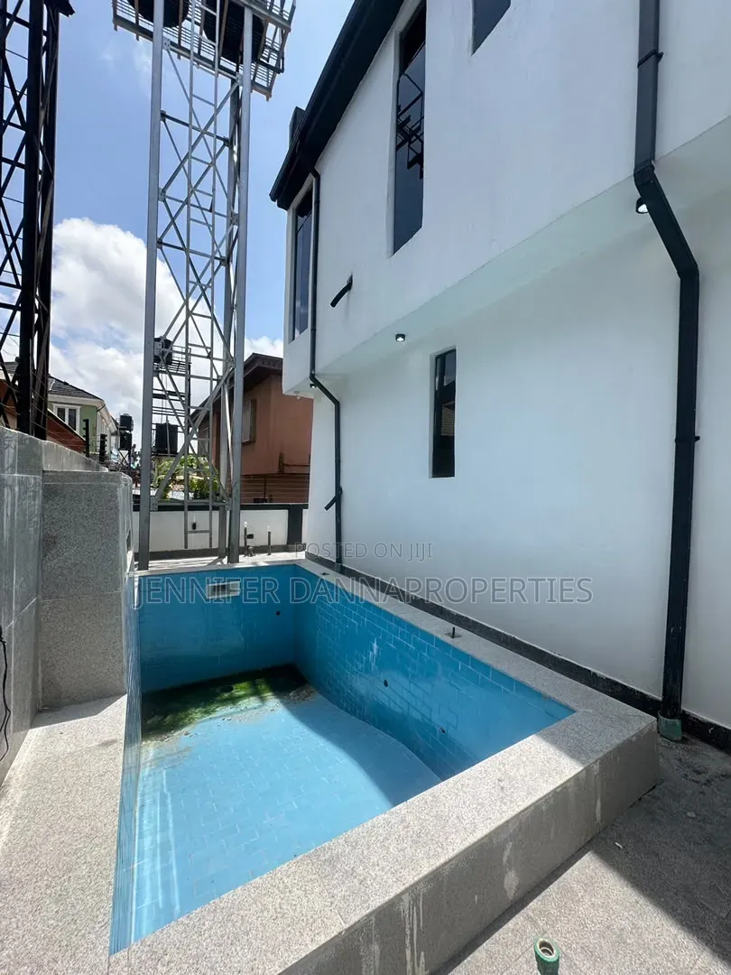 5bdrm Duplex in Ikota for sale in Ikota