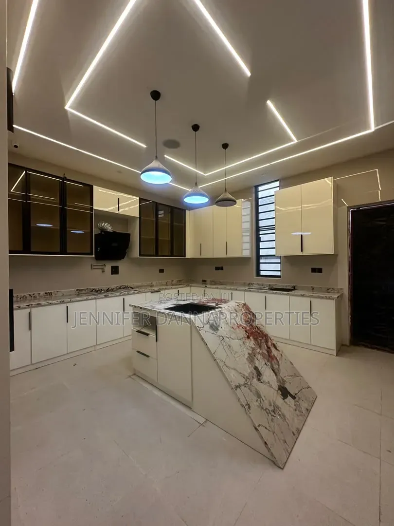 5bdrm Duplex in Ikota for sale in Ikota