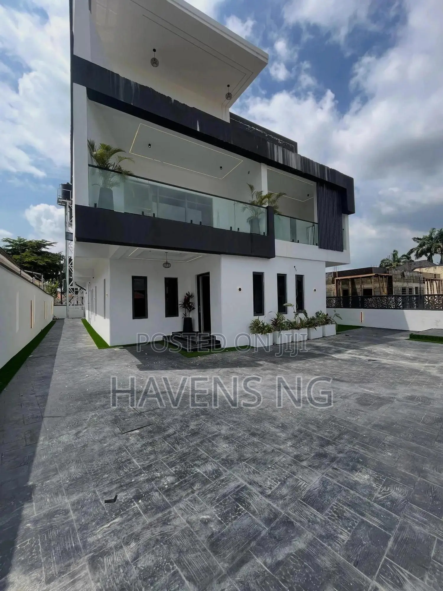 5bdrm Duplex in Life Camp for sale in Life Camp