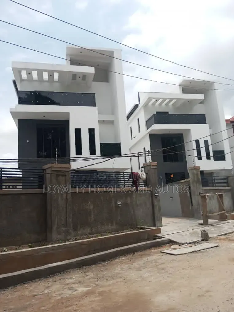5bdrm Duplex in Adeniyi Jones for sale in Adeniyi Jones