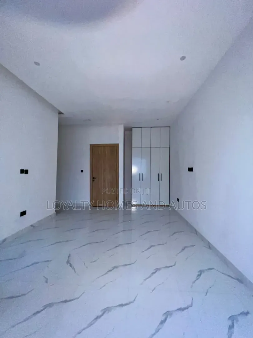 5bdrm Duplex in Adeniyi Jones for sale in Adeniyi Jones