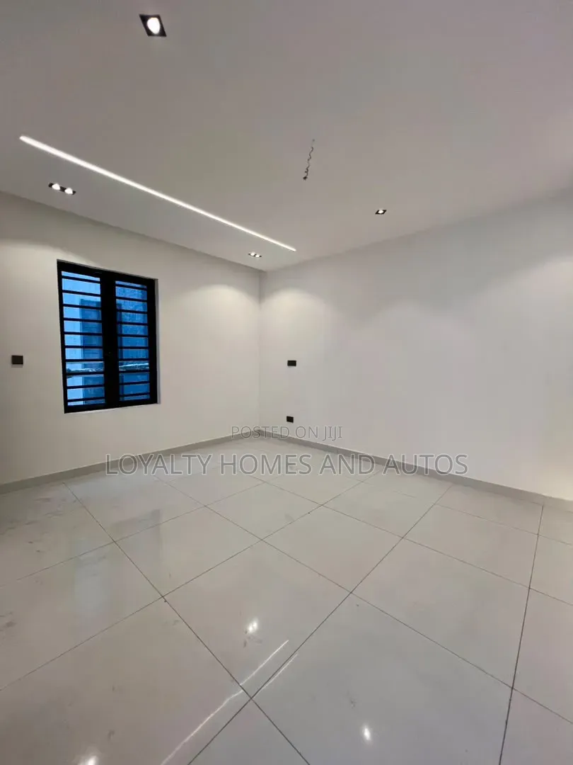 5bdrm Duplex in Adeniyi Jones for sale in Adeniyi Jones
