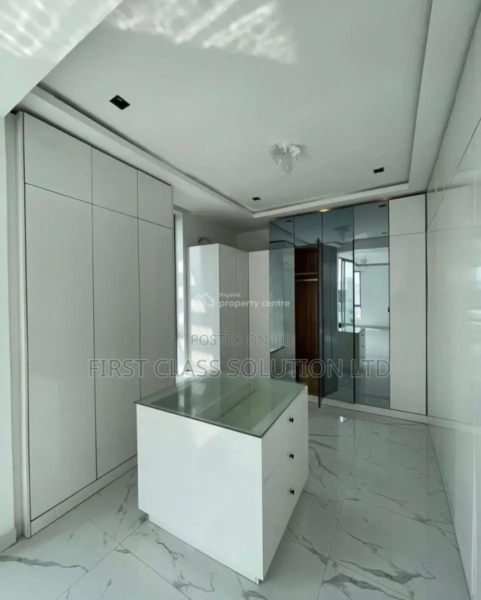 5bdrm Mansion in Osapa london for sale in Osapa london