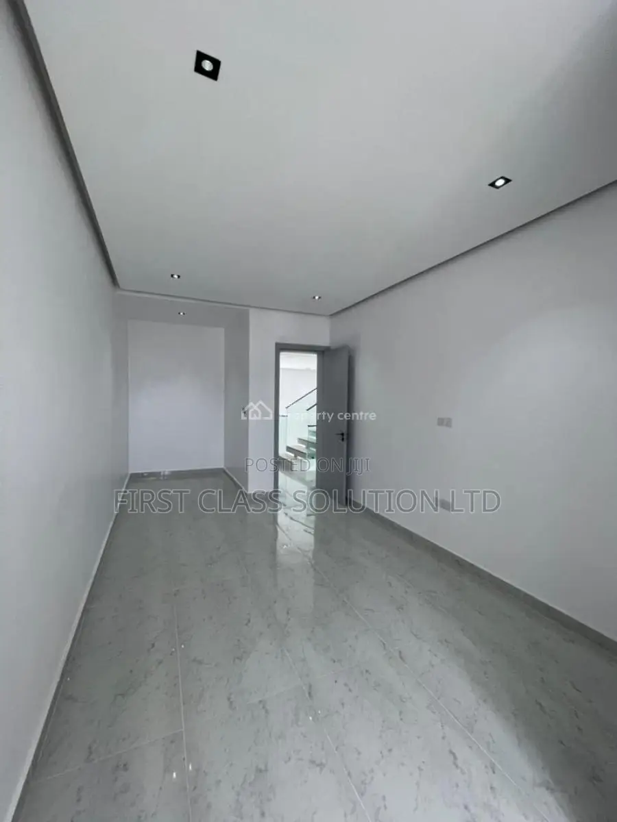 5bdrm Duplex in Ikate for sale in Ikate